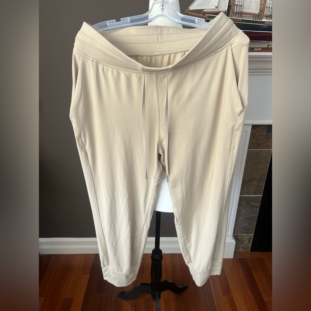 Lululemon Women's beige joggers with pockets